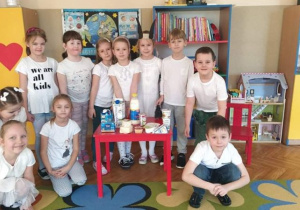 Dzieci z grupy II z białymi produktami spożywczymi