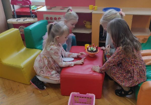 Dziewczynki bawią się tortem