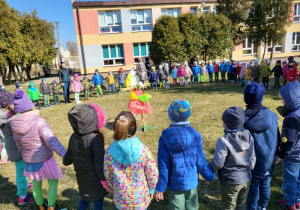 Dzieci w ogrodzie przedszkolnym śpiewają wiosenne piosenki