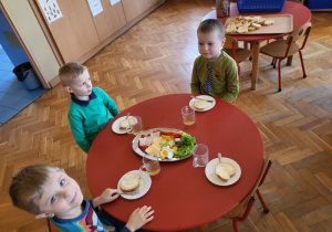 Natan, Krystian i Alan przy śniadaniu pełnym kolorowych warzyw