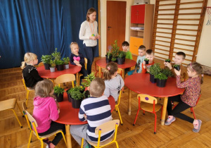 Dzieci przyglądają się różnym gatunkom zioł