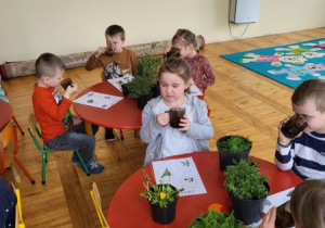 Dzieci smakują herbatki ziołowej