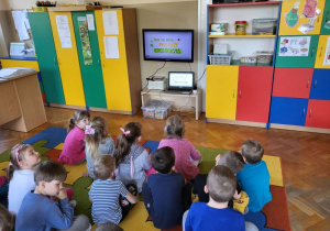 Dzieci oglądają film edukacyjny