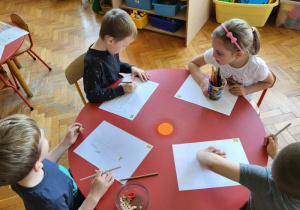 Dzieci rysują produkty ekologiczne