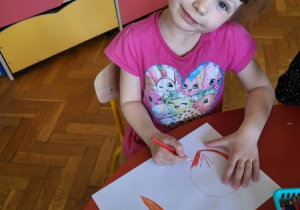 Klaudia i narysowana przez nią ekologiczna marchewka