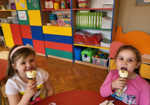 Dzieciz grupy III jedzą lody