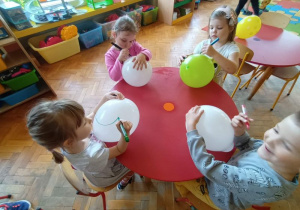 Dzieci z grupy III malują balony