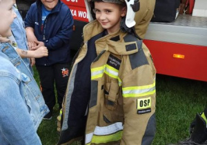 Artur mierzy strój strażaka