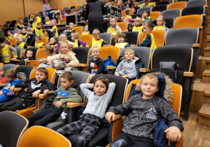 Dzieci z grupy III w teatrze