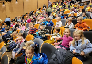 Dzieci z grupy IV siedzą w teatrze