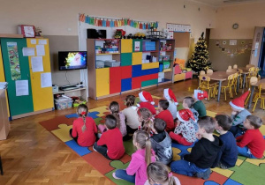 Dzieci oglądają nagranie od Sw. Mikołaja