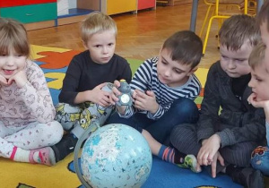 Dzieci pracują z globusem