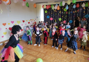 Dzieci naśladują taniec Pani Agnieszki