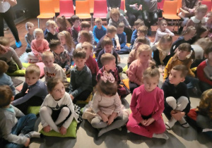 Dzieci czekają na rozpoczęcie spektaklu
