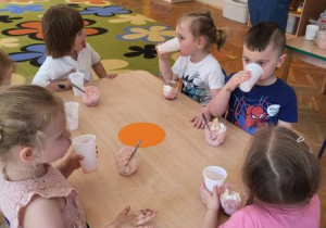 Dzieci jedzą lody na podwieczorek