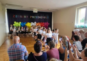 Dzieci tańczą poloneza