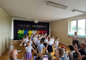 Dzieci ustawione w rzędach w trakcie tańca