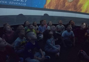 Dzieci oglądają film edukacyjny o kosmosie