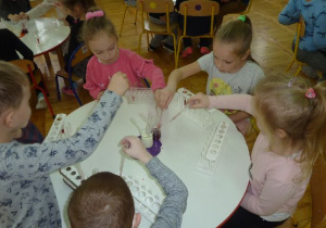 Dzieci z gr III dodają mleko do probówki