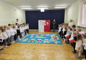 Przedszkolaki podczas śpiewania hymnu narodowego