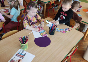 Przedszkolaki kolorują skarpety
