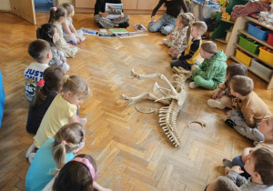 Dzieci oglądają szkielet dinozaura