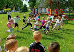 Przedszkolaki podczas konkurencji sportowych
