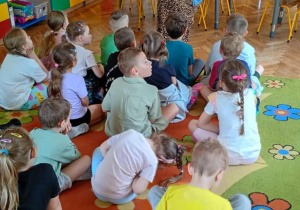 Mama Adasia czyta w grupie I