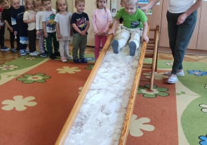 Maluchy i zabawy na zjeżdżalni