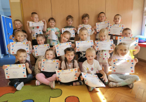 Dzieci z grupy III z dyplomami