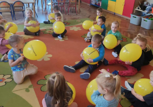 Maluszki podczas zabaw z balonami