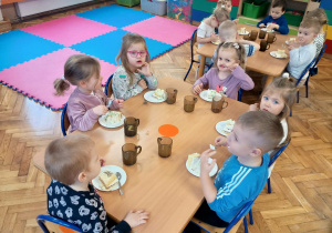 Maluszki jedzą misiowy tort