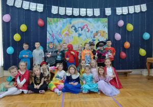 Grupa II w bajkowych kostiumach