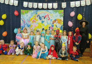 Grupa III w bajkowych kostiumach