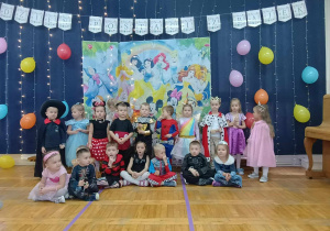 Grupa IV w bajkowych kostiumach