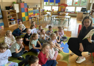 Absolwentka Marta czyta w grupie II