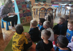 Absolwentka Natalia czyta w grupie I