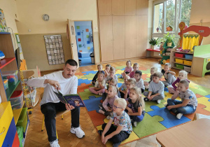 Absolwent Jan czyta w grupie III