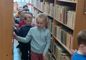 Dzieci spacerują między regałami