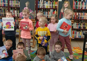 Dzieci z ulubionymi książkami