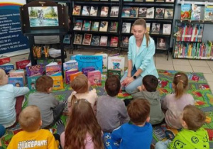 dzieci podczas lekcji bibliotecznej