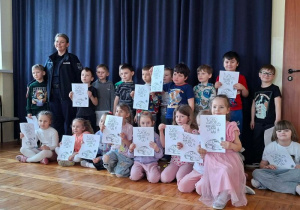 Grupa II z panią policjantką