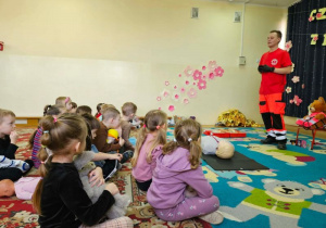 Ratownik medyczny wyjaśnia dzieciom jak udzielać pierwszej pomocy