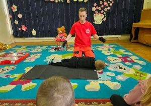 Prezentacja ułożenia poszkodowanego bezpiecznej pozycji