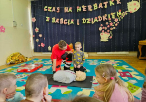 Trenowanie resuscytacji na fantomie