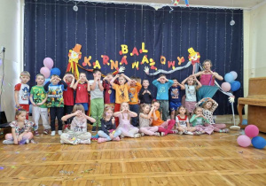 Dzieci z grupy II w strojach karnawałowych