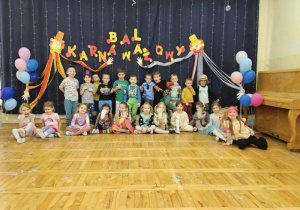 Dzieci z grupy III w strojach karnawałowych