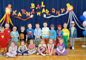 Dzieci z grupy IV w strojach karnawałowych