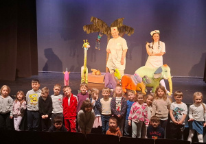 Grupa II w teatrze z aktorami