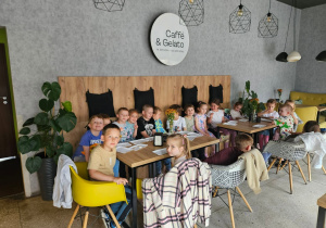 Dzieci podczas jedzenia rurek z kremem